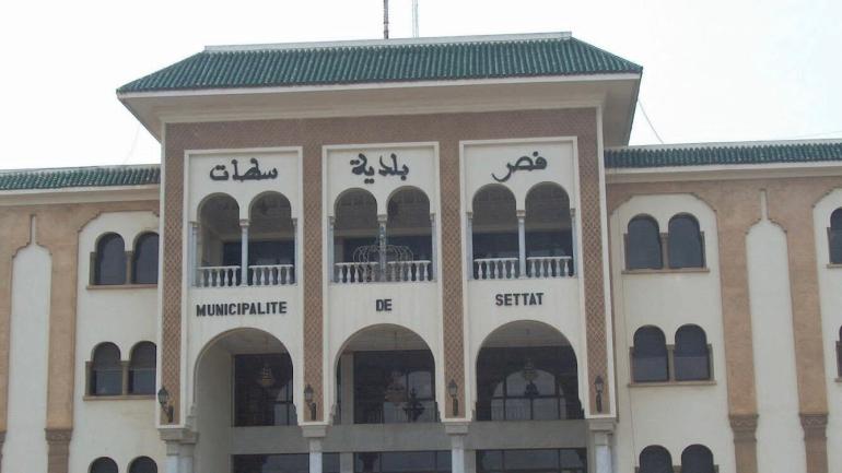 المحكمة الإدارية بالبيضاء تقضي بعزل رئيس الجماعة الترابية لمدينة سطات