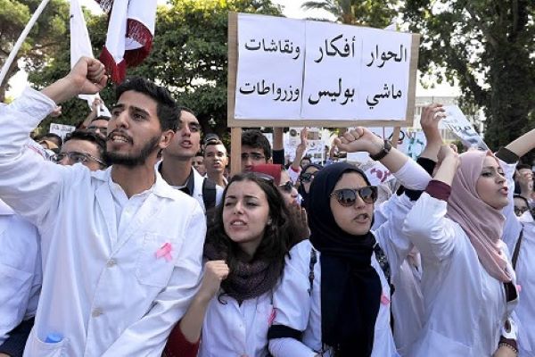 بوساطة وسيط المملكة الحكومة تقدم عرضا جديدا لطلبة الطب والصيدلة