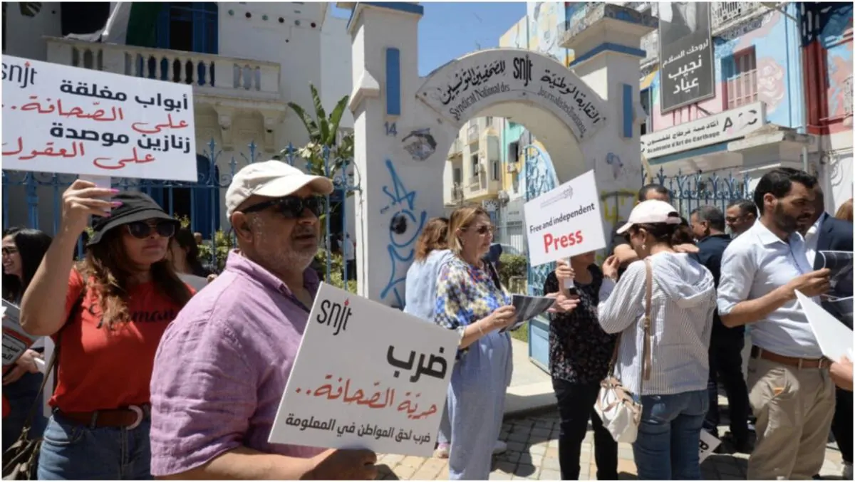 وزارة العدل التونسية تأذن بفتح بحث مع كل من ينشر محتوى يمس ب”القيم الأخلاقية” على شبكات التواصل الاجتماعي