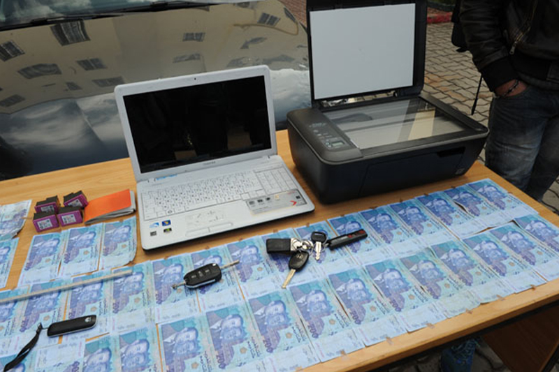 توقيف شخص يشتبه في تورطه في قضية تتعلق بتزوير الأوراق المالية الوطنية وعرضها للتداول