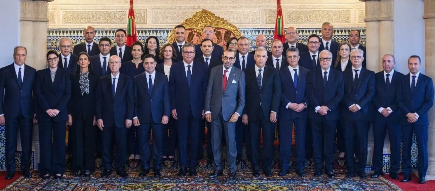 جلالة الملك يستقبل رئيس الحكومة وأعضاء الحكومة في صيغتها الجديدة بعد إعادة هيكلتها