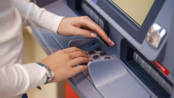 كيف تتجنب عمليات الاحتيال في أجهزة الصراف الآلي؟