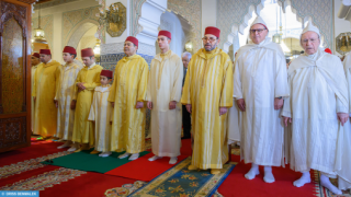 أمير المؤمنين يؤدي صلاة عيد الفطر بمسجد أهل فاس بالرباط ويتقبل التهاني بهذه المناسبة السعيدة