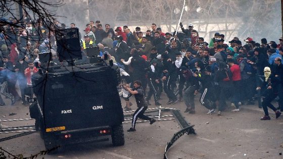 أمنستي تدين تصعيد القمع في الجزائر وتدعو إلى الإفراج الفوري عن المعتقلين