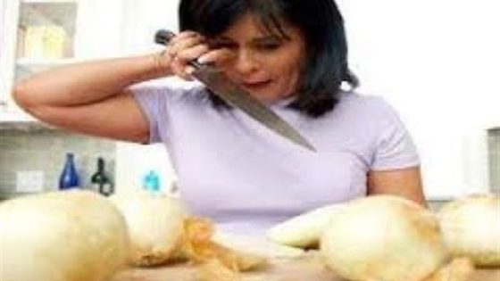 دموع البصل ليست عشوائية!.. السر العلمي المفاجئ وراء بكائك أثناء التقطيع وأذكى الحيل للتخلص منه