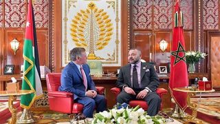 جلالة الملك يهنئ عاهلي المملكة الأردنية الهاشمية بمناسبة ذكرى استقلال بلادهما