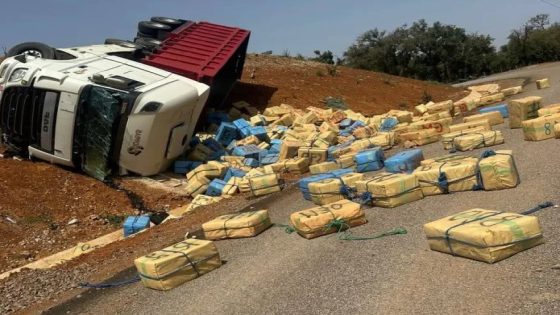 انقلاب شاحنة محملة بالحشيش وتوقيف السائق