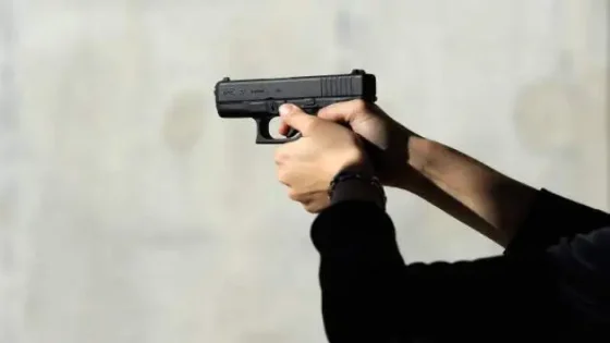 شرطي يشهر سلاحه الوظيفي لتوقيف مبحوث عنه عرض حياة عناصر الشرطة للخطر
