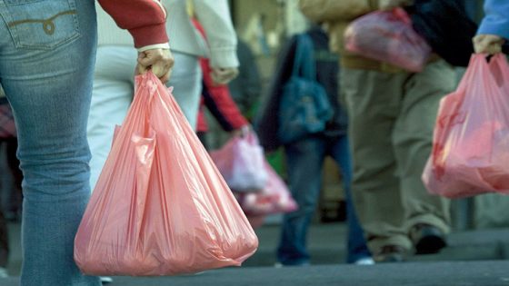 البلاستيك يعود إلى الواجهة ويدق ناقوس الخطر البيئي