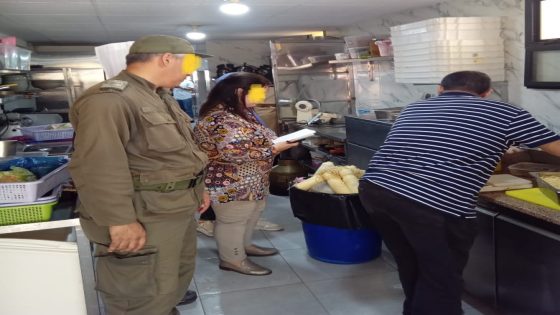 حملة ميدانية مكثفة لمراقبة المطاعم بالحسيمة لحماية صحة المواطن والمستهلك فكري ولدعلي  في إطار الجهود المتواصلة لضمان السلامة الصحية والغذائية بمدينة الحسيمة، تشن السلطات المحلية حملة ميدانية واسعة النطاق تستهدف مطاعم ومحلات الأكل السريع والمقاهي، بمشاركة فعالة لعدد من المصالح والقطاعات المعنية، وعلى رأسها: سلطات عمالة الحسيمة، مكتب حفظ الصحة الجماعي، مصلحة الاقتصاد، مكتب زجر الغش، المصالح البيطرية، مندوبية وزارة الصحة، الأمن الوطني، والوقاية المدنية. هذه الحملة، التي تأتي في سياق تعزيز التدخلات الوقائية خلال فصل الصيف الذي يشهد توافدًا كبيرًا للزوار والسياح، تهدف إلى حماية صحة وسلامة المستهلك، وضمان احترام أصحاب المحلات لمعايير النظافة وجودة المواد الغذائية. وقد شملت العمليات الميدانية مراقبة دقيقة لظروف التخزين، وصلاحية المواد المستعملة، ونظافة الأدوات والمعدات، فضلاً عن مدى احترام الشروط الصحية للعاملين داخل المطاعم. كما تم تسجيل بعض المخالفات في حق محلات لم تلتزم بالمعايير المعمول بها، واتُّخذت في حقها الإجراءات القانونية اللازمة، منها التنبيهات، الإغلاقات المؤقتة، وحجز مواد فاسدة. وتُعد هذه الحملة نموذجًا لتنسيق مؤسساتي ناجح بين مختلف المتدخلين، ويُنتظر أن تتواصل هذه الجولات خلال الأيام المقبلة لتشمل جميع أحياء المدينة ونقطها السياحية، في رسالة واضحة أن صحة المواطن خط أحمر لا يمكن التساهل معه. السلطات المحلية، من جانبها، دعت جميع المهنيين إلى ضرورة احترام الشروط الصحية حفاظًا على سمعة المدينة وسلامة المواطنين، وأكدت أن هذه الحملة لن تكون موسمية، بل ستستمر وفق برنامج عمل دوري وصارم. ويُنتظر أن تترك هذه المبادرة صدى طيبًا لدى ساكنة الحسيمة وزوارها، وتعزز من ثقتهم في جودة الخدمات المقدمة داخل مؤسسات الإطعام، كما أنها تؤشر على وعي جماعي متقدم بأهمية الصحة العامة كأولوية لا تقبل التهاون.