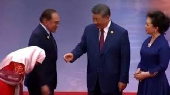 تداعيات امتناع زوجة رئيس الوزراء الماليزي مصافحة الرئيس الصيني . هذا رد عزيزة إسماعيل بعد الضجة .