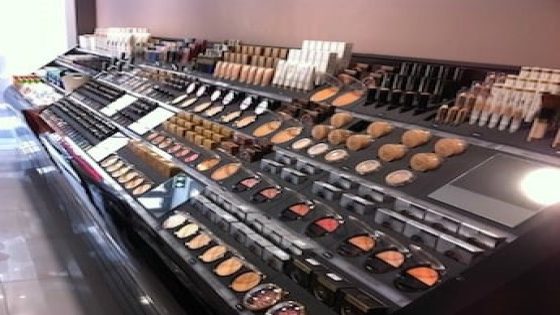 فضيحة في مستحضرات التجميل: مادة مسرطنة ومهددة للصحة تغزو طلاء الأظافر والجيل