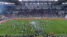 فوضى ما بعد الصافرة.. اقتحام جماهيري يسيء لصورة الكرة الجزائرية