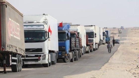 سائقو الشاحنات المغاربة عالقون على حدود موريتانيا والسنغال.. في ظروف “كارثية”