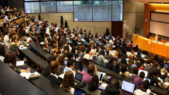 نقابة تعليمية تحذر من فرض رسوم على الموظفين لاستكمال دراستهم الجامعية