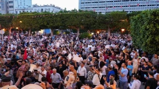 تونس تختنق ..لا ماء في القنينات ولا كهرباء في البيوت والغضب يطرق أبواب قصر قرطاج