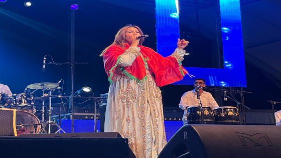 الفنانة صابرينا… صوت الحسيمة الذي عبر الحدود وأدخل الأغنية الريفية إلى بيوت المغاربة