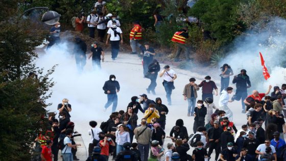 باريس تستدعي سفير إيران وتتهم طهران بشن حملة تضليل بشأن احتجاجات فرنسا