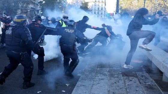 فرنسا على صفيح ساخن.. توقيف 1200 شخص وإصابة 150 شرطياً خلال احتجاجات عنيفة